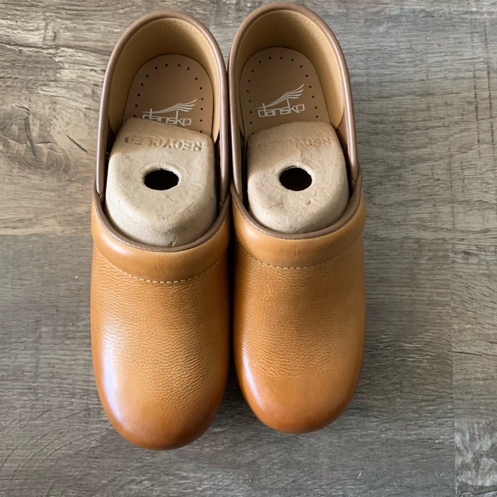 Dansko Clog honey distressed 39